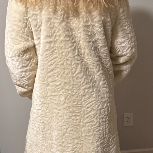 Incognita Elegant Cream Faux Fur Coat Size Medium - Picture 2 of 4